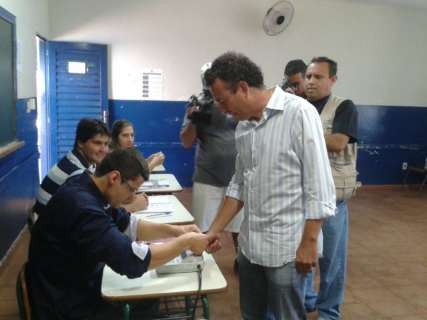 Candidato do PMDB é o primeiro a votar na eleição de Sidrolândia