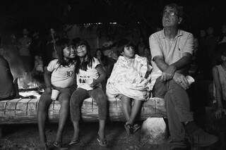 Nivaldo com crianças indígenas da comunidade Paiter Surui, em Rondnia. (Foto: Divulgação)