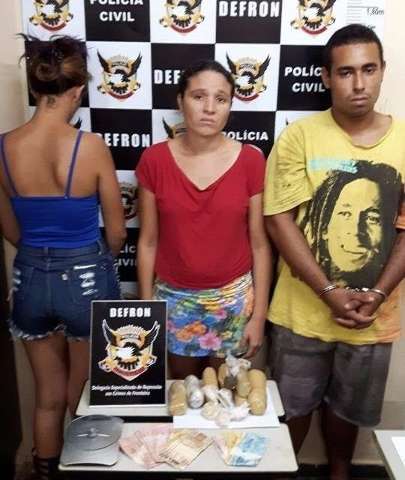 Pol&iacute;cia flagra casal e adolescente que abasteciam pontos de venda de droga
