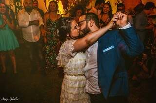 Na pista, noivos dançaram e se beijaram ao som de Lost Stars, de Adam Levine. (Foto: Luiza Gabriela)