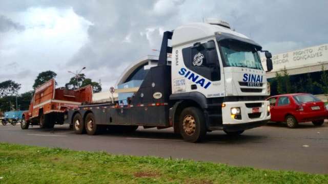 Caminh&atilde;o do Bombeiros quebra e &eacute; rebocado no Universit&aacute;rio
