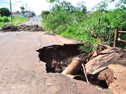  Chuva destrói tubulação, leva asfalto e “isola” bairros de Campo Grande