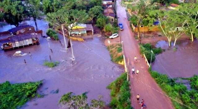 Rio Miranda transborda e fam&iacute;lias ficam desabrigadas