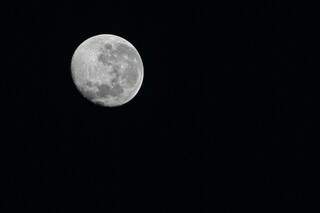 Até a lua está presente no céu desta segunda-feira (Foto: Marcos Ermínio)
