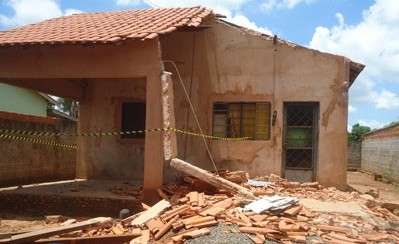 Em colis&atilde;o, telhado cai em cima do carro e mata motorista 