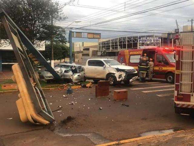 Mulher fica presa às ferragens após colisão entre carro e caminhonete