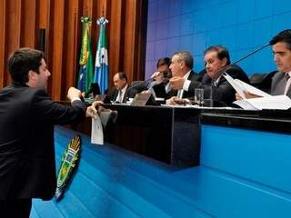 Deputados João Henrique Catan (PR), Paulo Corrêa (PSDB) e Eduardo Rocha (MDB), durante sessão (Foto: Luciana Nassar/ALMS)