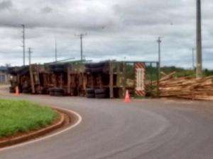 Duas carretas tombam em rodovias de acesso &agrave; Capital e um fica ferido