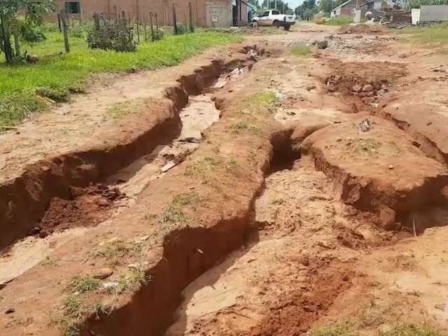 No Jardim Noroeste, temporada de chuva &eacute; de valetas no meio da rua