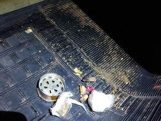 Droga encontrado dentro do carro (Foto: divulgação/PM)