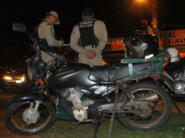 Motociclista sofre fratura exposta ap&oacute;s carro furar o sinal vermelho