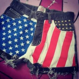 Short jeans personalizado com bandeiras dos EUA por R$65,00 (Foto: Divulgação)