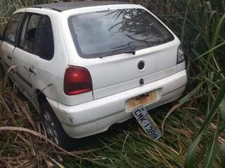 Veículo usado em assalto foi encontrado abandonado em canavial. (Foto: MS Todo Dia)