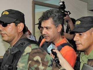 Jarvis Pavão conduzido por policiais; ele está preso no Paraguai (Foto: ABC Color)