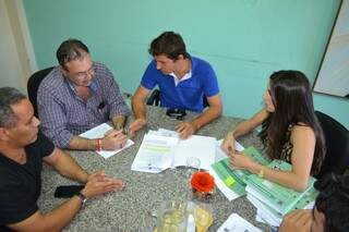 Vereadores reunidos com presidente da Fundac nesta tarde (Foto: Simão Nogueira)