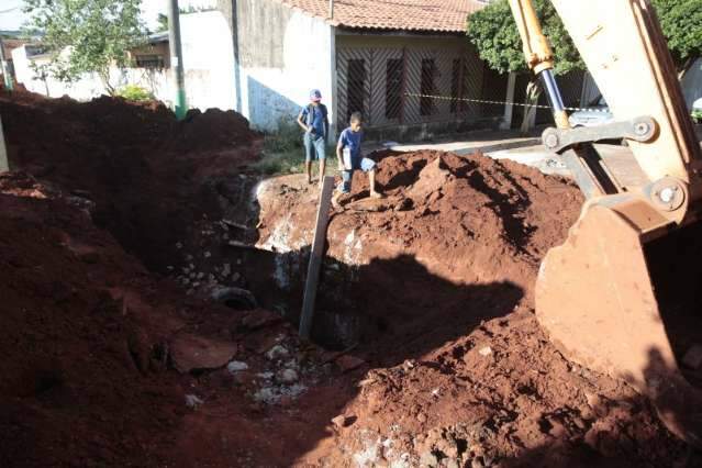 Obras da Prefeitura impede morador de colocar carro na garagem 