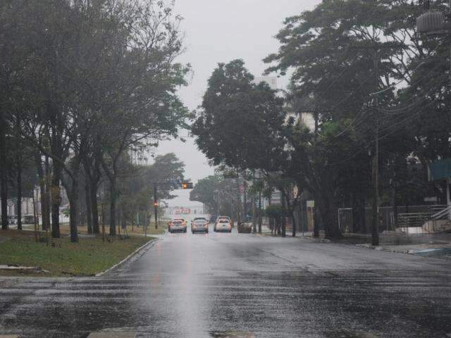 Semana come&ccedil;a com chuva forte, mas calor volta a ficar acima dos 30&deg;C na ter&ccedil;a