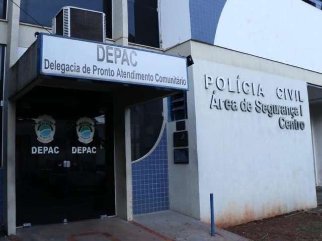 Ladr&otilde;es armados e de uniforme arrancam mulher de carro em assalto 