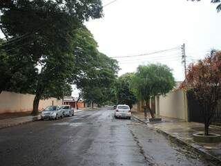 Rua na Vila Bandeirantes quase não tem movimento (Foto: Marina Pacheco)