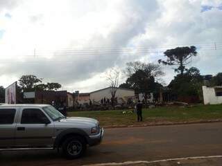 Policiais fazendo a reconstituição na área onde aconteceu o incêndio. (Foto: Reprodução/WhatsApp)