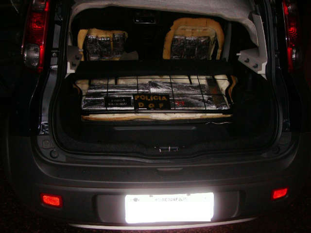  Pol&iacute;cia apreende carro com 130 tabletes de maconha escondidos