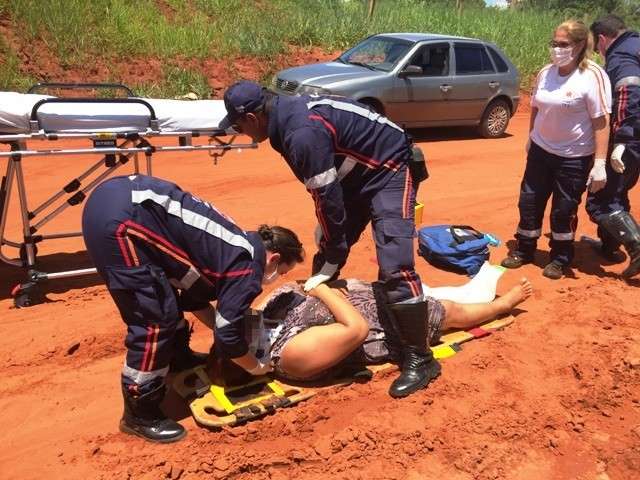 Ap&oacute;s brigar com esposo, mulher tenta se matar e se joga de carro em movimento