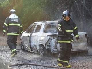 Picape Fiat Toro de cor vermelha foi destruída pelo fogo ateado por homens que ainda não foram identificados (Foto: Saul Schramm)