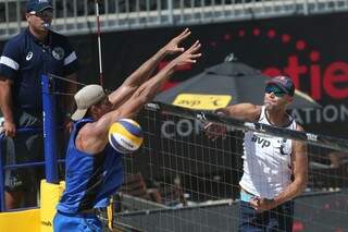 Saymon tenta fazer o bloqueio, mas não consegue evitar ataque adversário (Foto: FIVB/Divulgação)