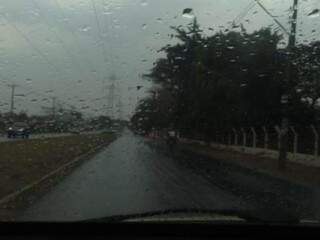 Na Guaicurus, motorista registrou chuva no para-brisa (Foto: Direto das Ruas)
