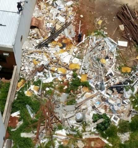 Cl&iacute;nica descarta lixo e entulho em terreno e vizinhos denunciam 
