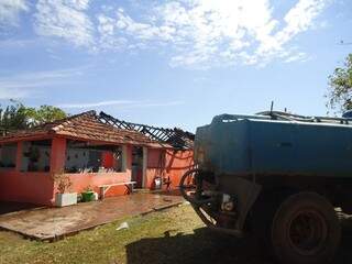 Caminhão pipa ajudou no combate e rescaldo. Foto: Divulgação