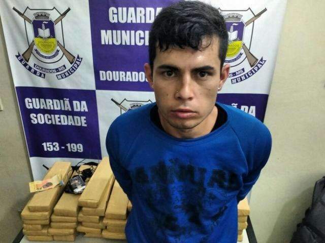 Homem &eacute; preso por comprar maconha no Paraguai para vender em praia