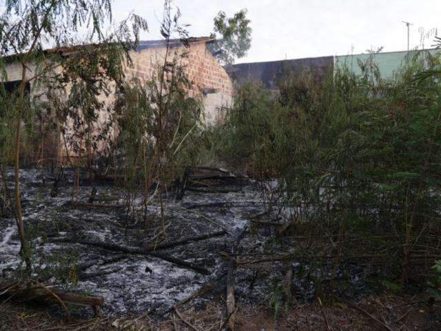 Fogo em terreno amea&ccedil;a estrutura de casa abandonada na Vila Progresso