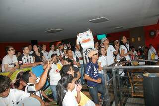 Torcida cantou e incentivou o time até o final do jogo(Foto: Simão Nogueira)