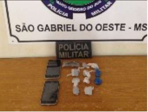 PM apreende garoto de 17 anos &ldquo;comandando&rdquo; boca de fumo