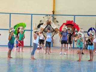Com parte das fantasias, adolescentes ensaiam as coreografias. (Fotos: João Garrigó)