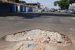 Na Rua Brilhante,buraco é coberto com restos de materiais da construção civil (Foto: Gerson Walber)