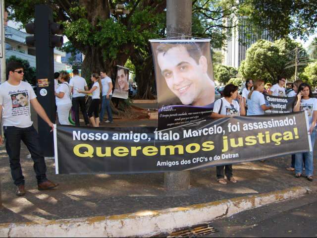  Ap&oacute;s um ano, fam&iacute;lia de jovem morto por arma de policial pede puni&ccedil;&atilde;o