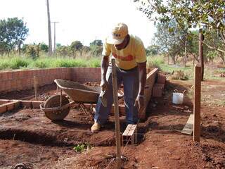 Homem monta fundação em área destinada para construção de unidades habitacionais. (Foto: Simão Nogueira)