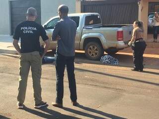 Policiais no local onde empresário foi executado hoje em Ponta Porã (Foto: Porã News)