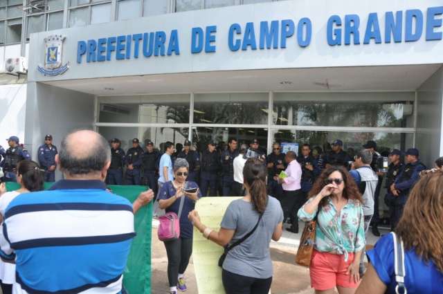 Professores marcham até a prefeitura em protesto por reajuste de 8,46%