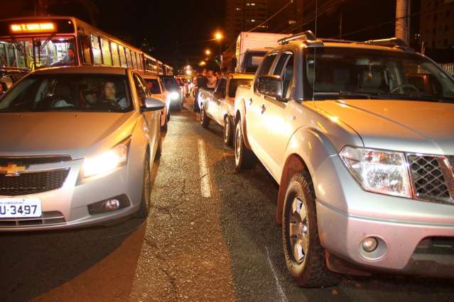 Sem freio, furg&atilde;o colide com 7 carros e causa preju&iacute;zos na 25 de Dezembro