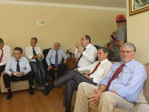 Ap&oacute;s almo&ccedil;o com aliados, Zeca diz  que  acredita em reviravolta na vota&ccedil;&atilde;o