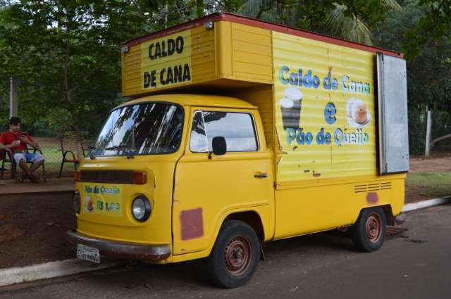 Depois 8 anos aposentada, Kombi virou sonho de Vanda que vende salgados a R$ 1