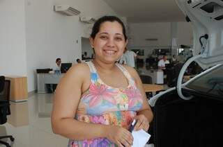 Apesar do fim da isenção do IPI, a fisioterapeuta Karla Massuda pretende trocar seu veículo seminovo de 2013 por um zero quilômetro (Foto: Simão Nogueira)