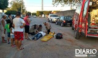 O motociclista estava com suspeita de fratura no ombro. (Foto: Diário Corumbaense). 