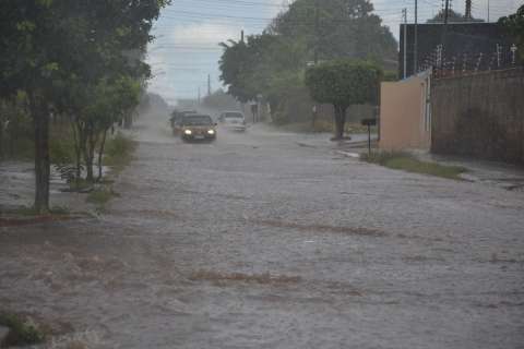 Chuva forte na região do Tijuca inunda ruas e provoca acidente