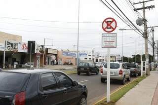 Os motoristas não podem estacionar das 6h às 10h e das 16h até às 19h (Foto: Cleber Gellio)