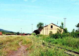Linha férrea na área urbana está abandonada. (Foto: Divulgação)