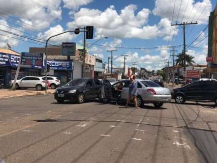 Colisão entre automóveis deixa o tráfego lento em cruzamento da avenida Ceará